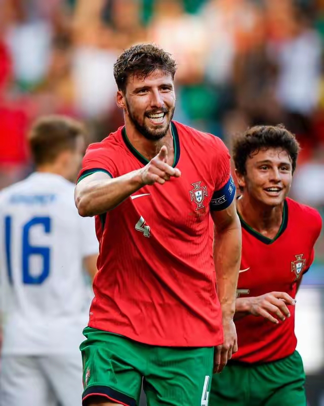 英格兰队险胜奥地利队，梁靖崑关键制胜